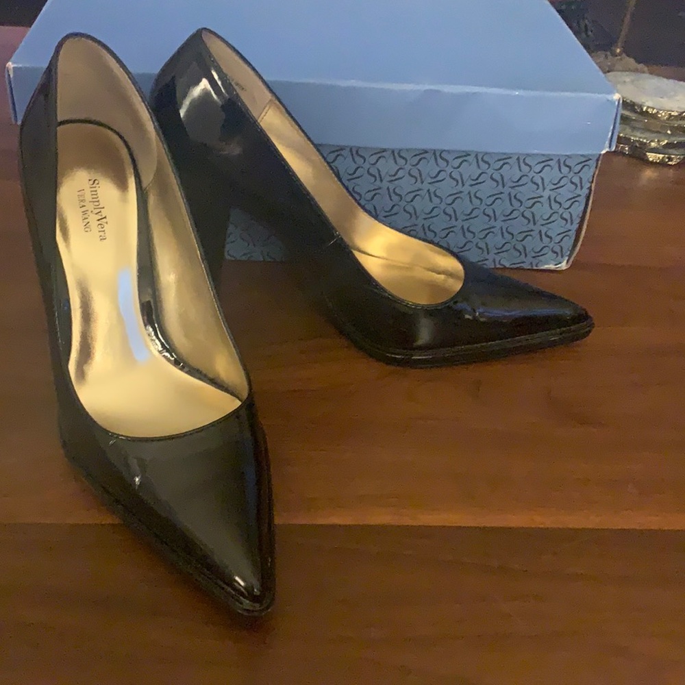 Simply vera by vera Wang black patent leather heels